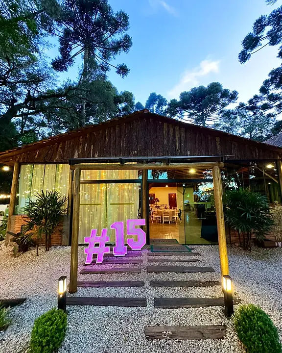 Entrada do salão ao entardecer decorada para uma festa de 15 anos