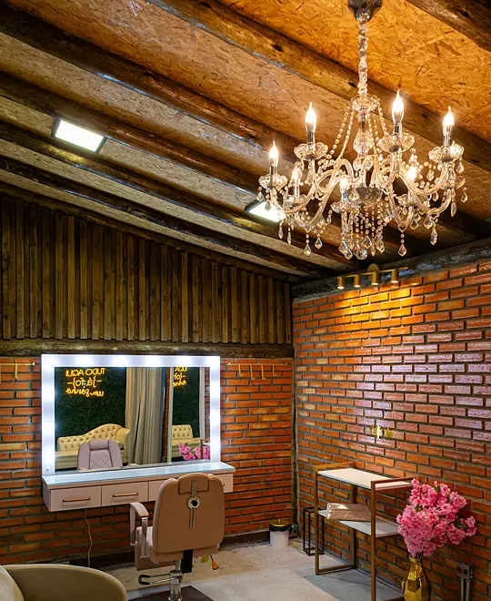 Camarim da noiva com espelho iluminado, cadeira de maquiagem e lustre de cristal
