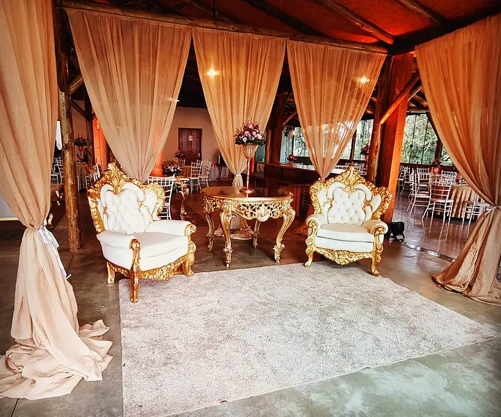 Poltronas clássicas e cortinas no salão decorado