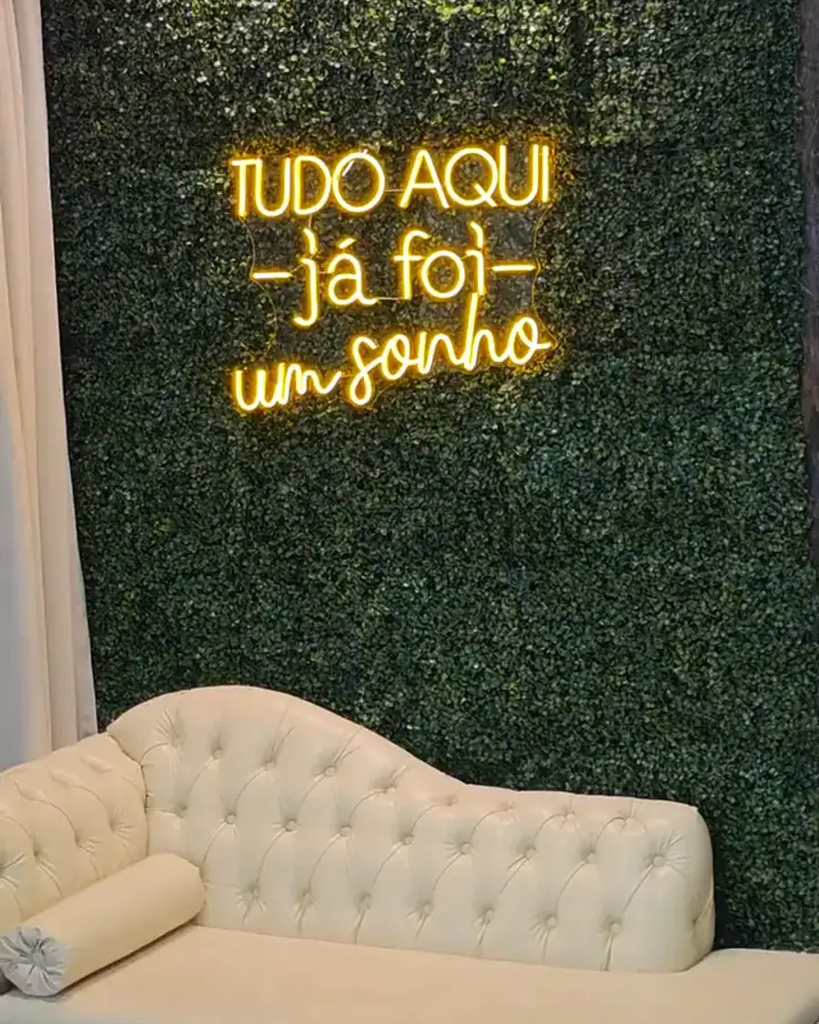 Parede verde com o neon Tudo aqui já foi um sonho