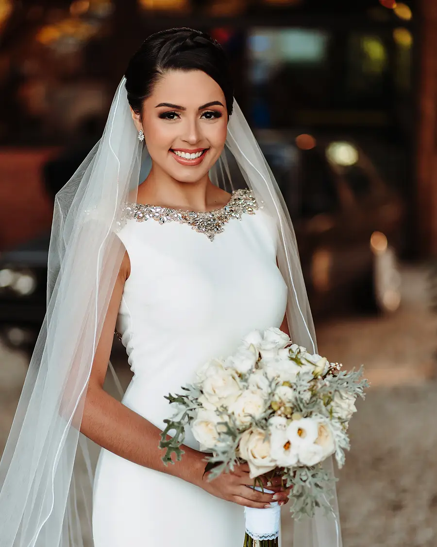 Noiva sorrindo com o buquê