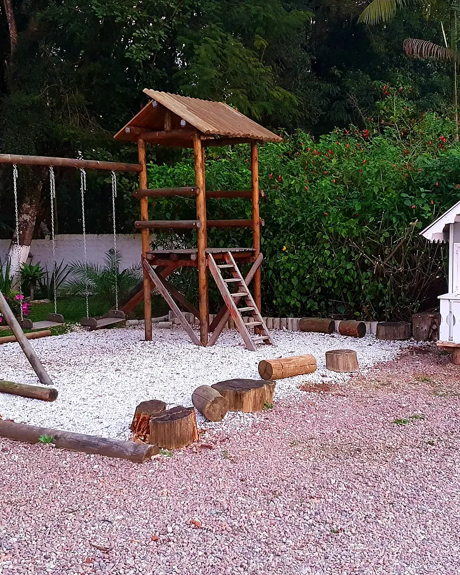 Parquinho com torre de madeira e casinha