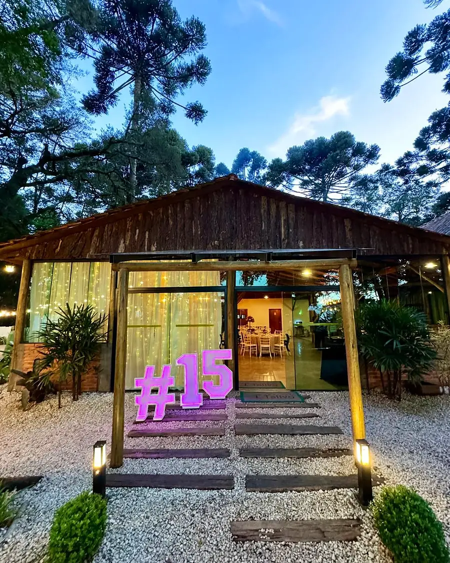 Entrada do salão decorada para 15 anos