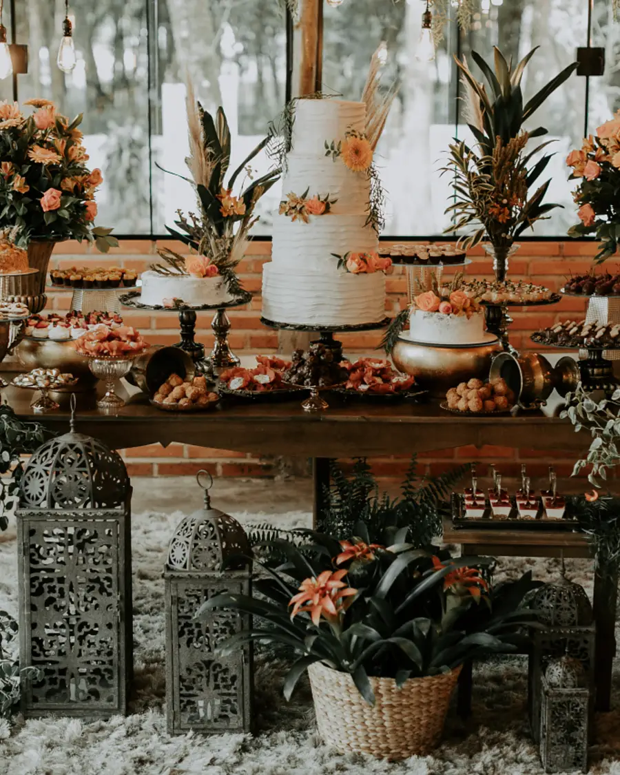 Mesa de doces decorada com flores